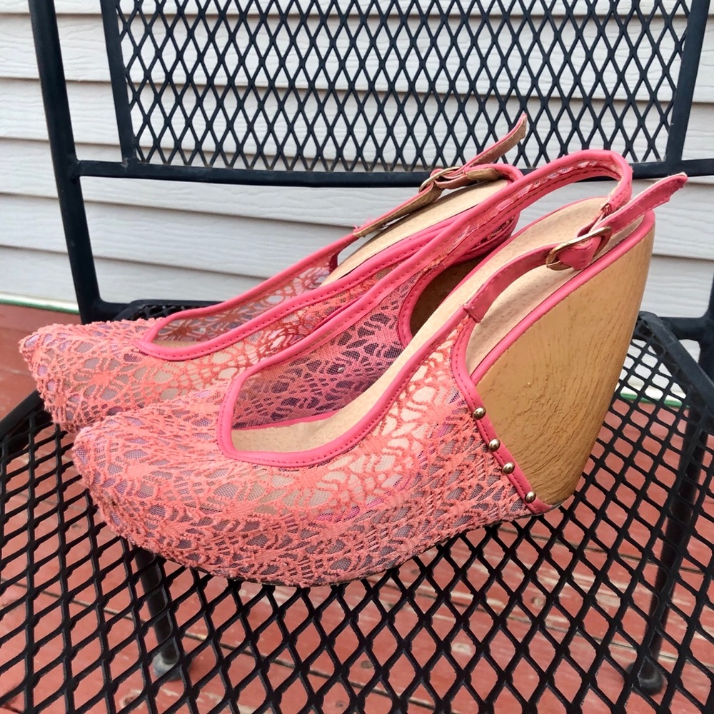 Pink lace wedges!!! 😱